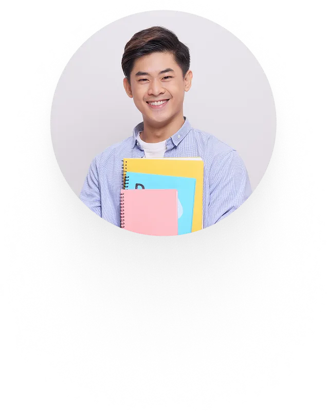 Ảnh tròn cắt nền xám nhạt: nam sinh viên áo sơ mi kẻ ôm mấy quyển vở nhiều màu và cười — ô thứ tư dải ảnh học viên