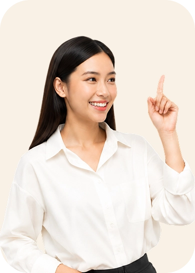 Nữ nhân viên áo trắng giơ ngón tay chỉ lên trên nền kem — ô 2